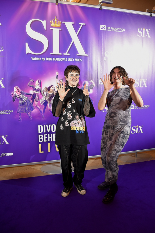 "SIX - The Musical": Deutschland-Premiere mit großem Influencer-Auflauf auf dem lila Teppich in Berlin