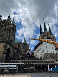 Musical "Anatevka": Die Aufbauarbeiten am Domplatz laufen auf Hochtouren | Anatevka